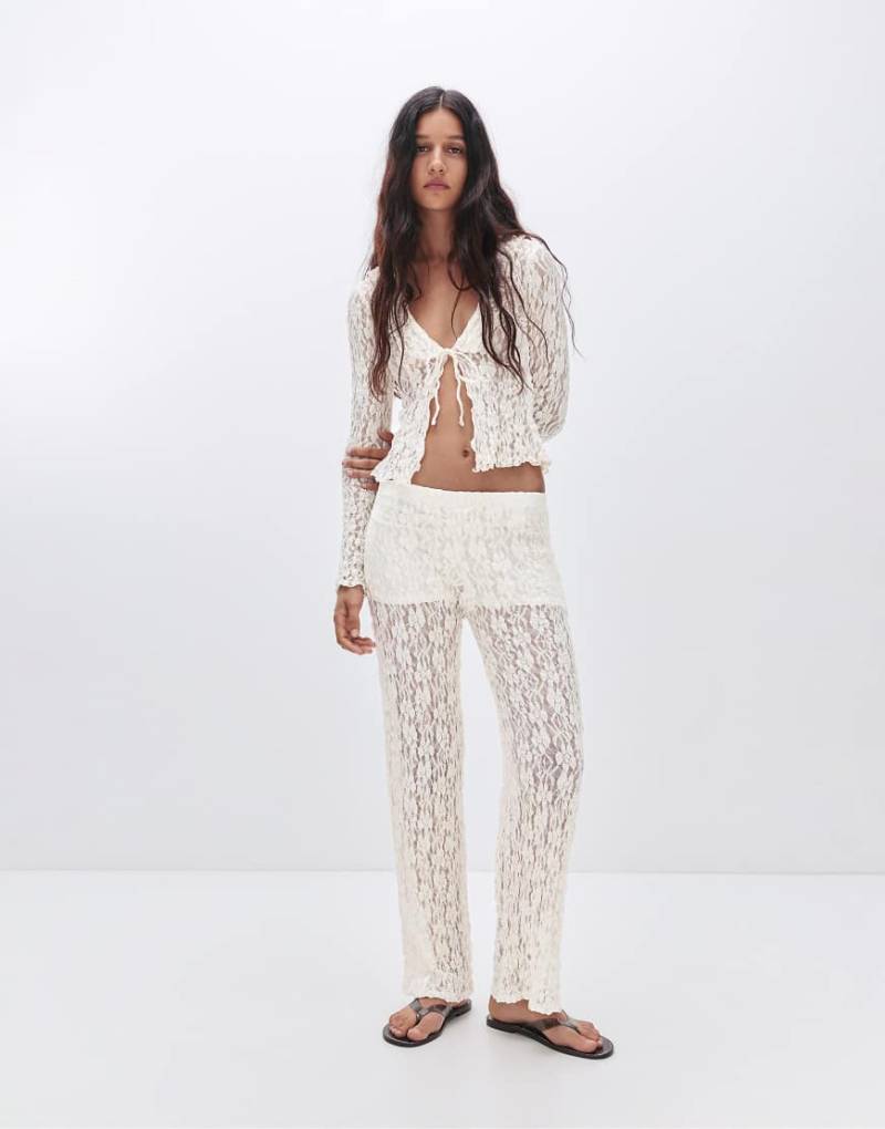 Pull & Bear - Schlaghose aus Spitze in Beige-Neutral von Pull & Bear