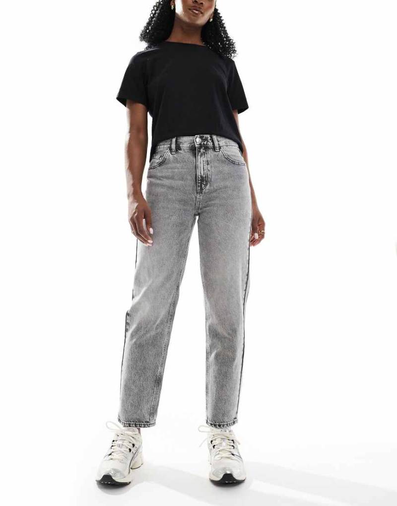 Pull & Bear - Schlichte Mom-Jeans in Grau von Pull & Bear