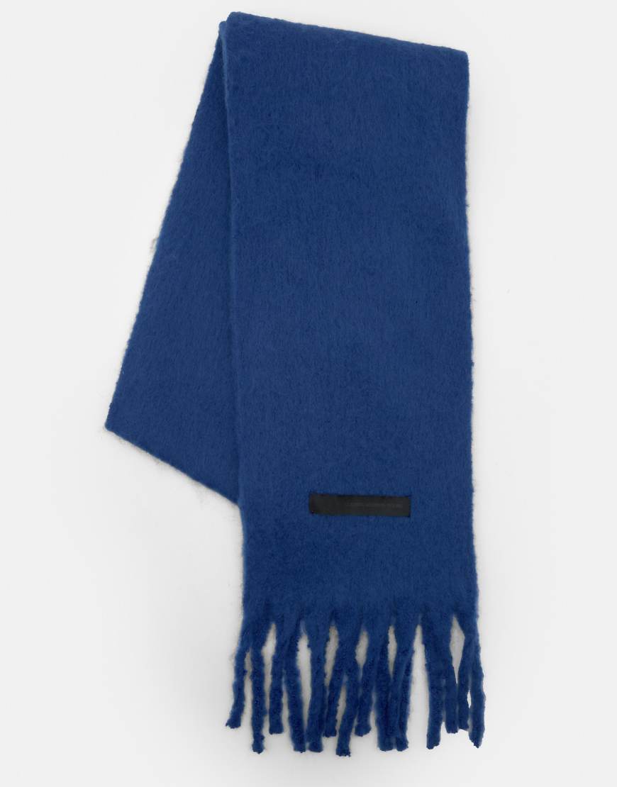 Pull & Bear - Schlichter Schal in Blau mit Fransen von Pull & Bear