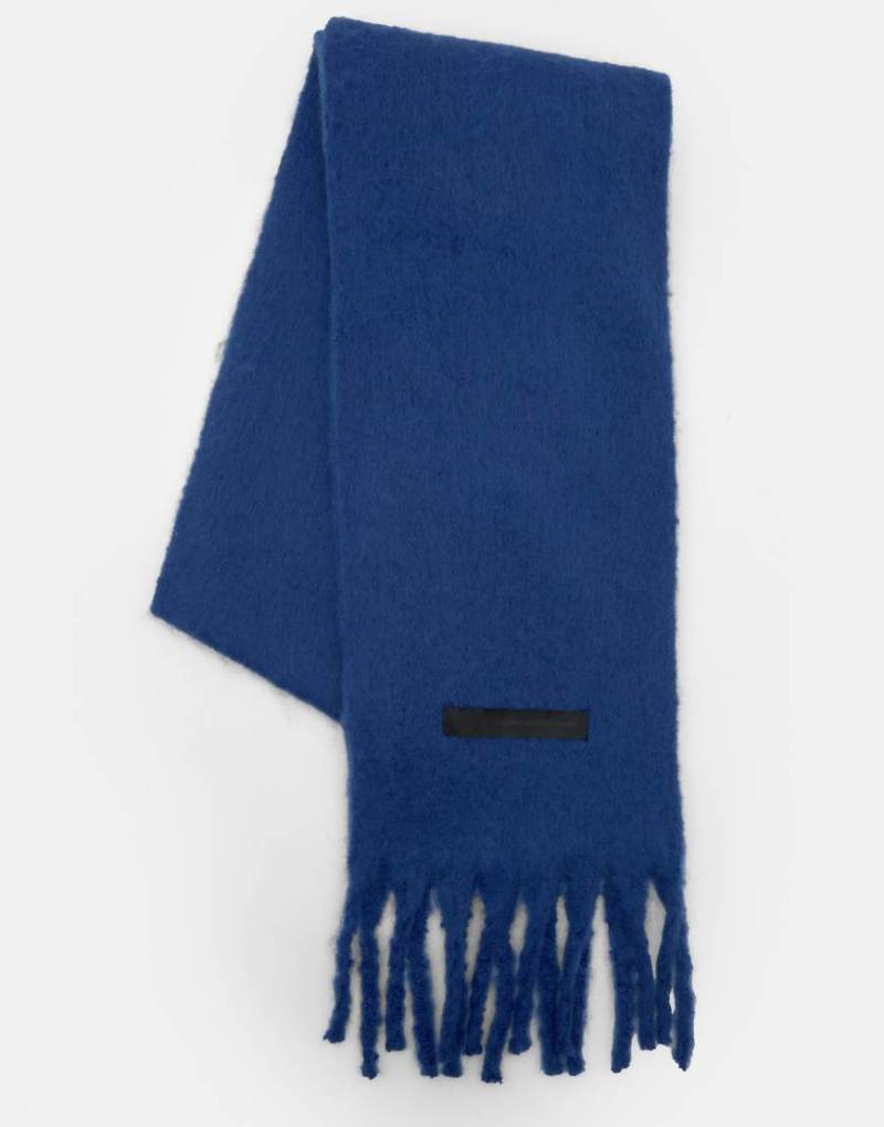 Pull & Bear - Schlichter Schal in Blau mit Fransen von Pull & Bear