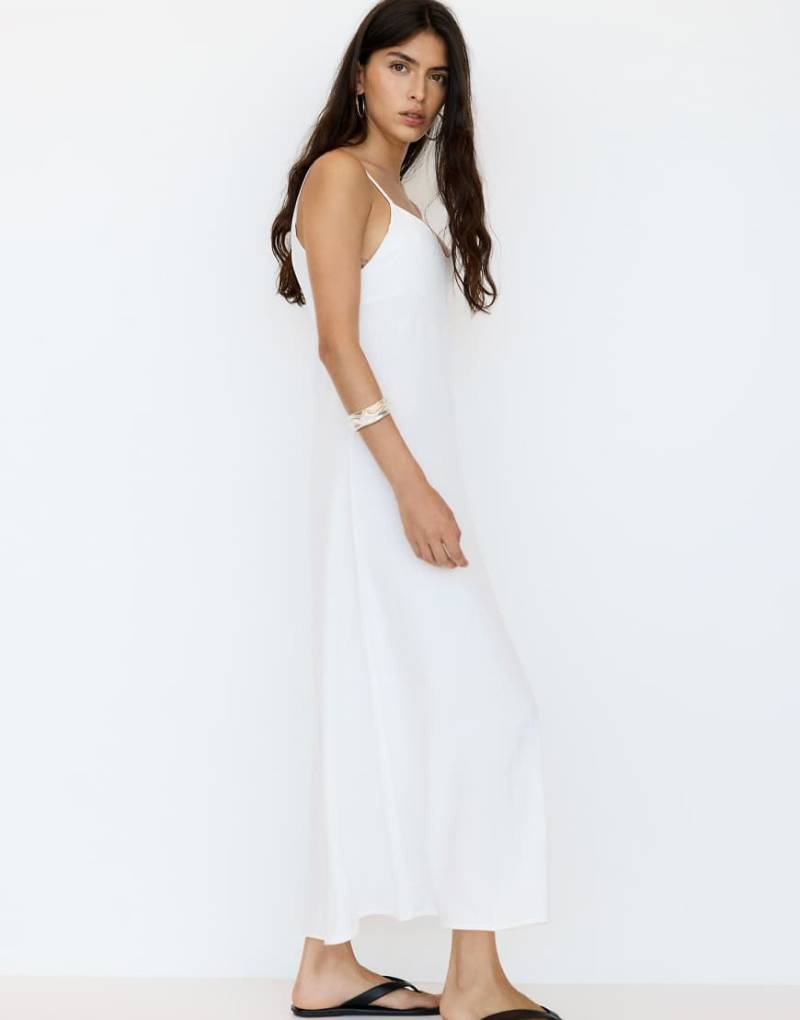 Pull & Bear - Schlichtes Midi-Hängerkleid in Weiß mit Riemchenträgern von Pull & Bear