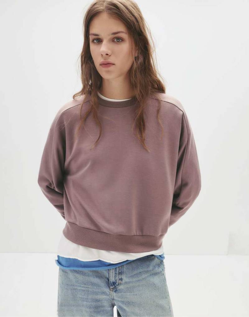 Pull & Bear - Schlichtes Sweatshirt in Staubrosa mit Rundhalsausschnitt von Pull & Bear