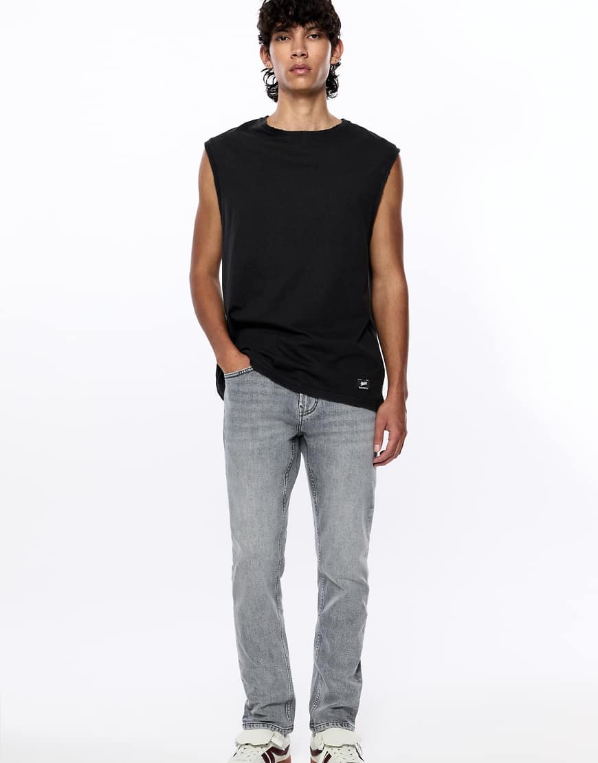 Pull & Bear - Schmal geschnittene Jeans in Dunkelgrau von Pull & Bear