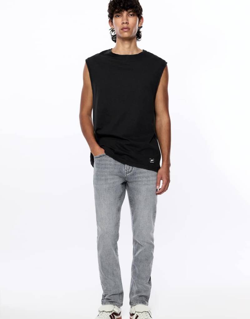 Pull & Bear - Schmal geschnittene Jeans in Dunkelgrau von Pull & Bear