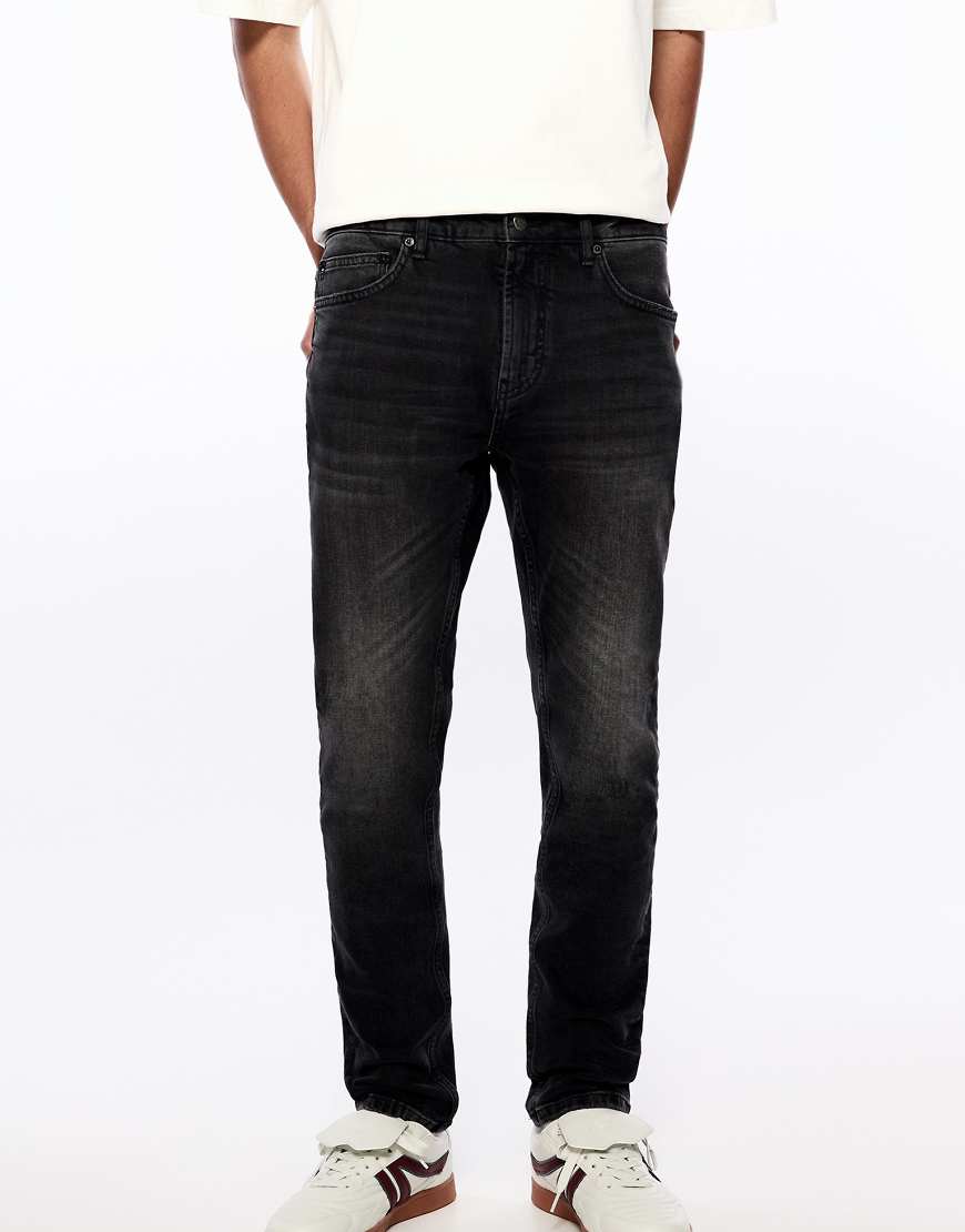 Pull & Bear - Schmal geschnittene Jeans in Faded-Schwarz-Grau von Pull & Bear