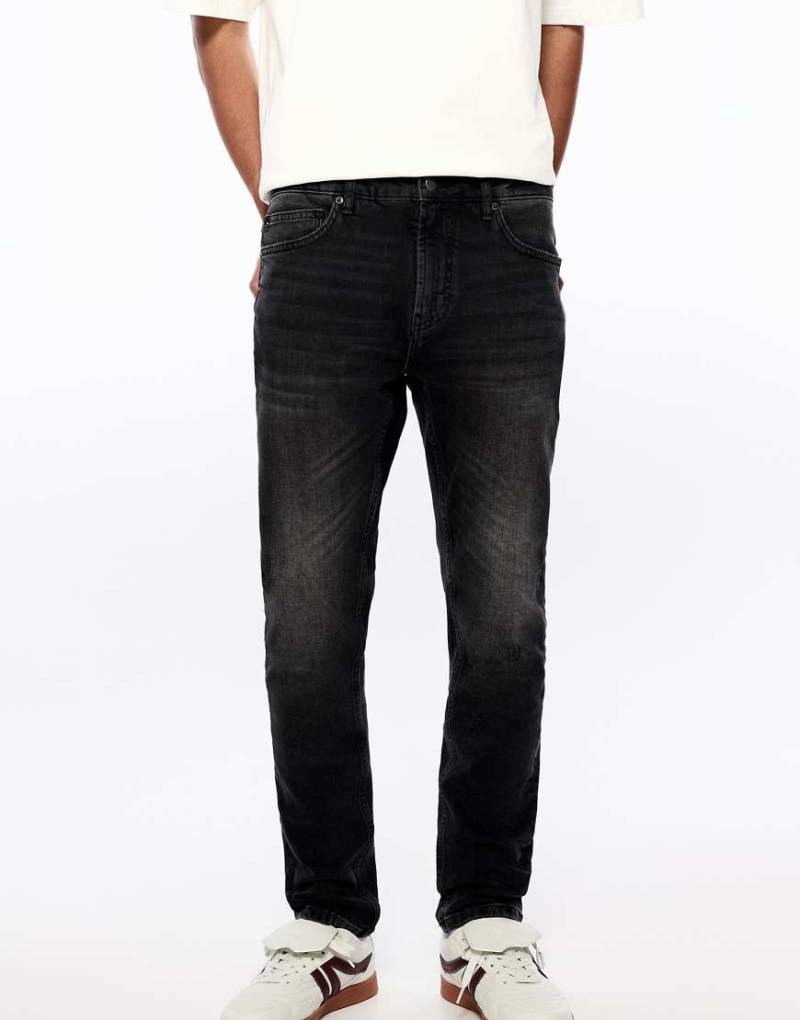 Pull & Bear - Schmal geschnittene Jeans in Faded-Schwarz-Grau von Pull & Bear