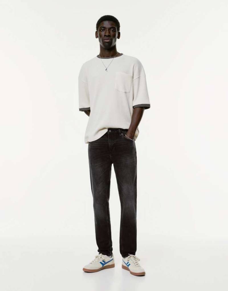 Pull & Bear - Schmal geschnittene Jeans in Faded-Schwarz-Grau von Pull & Bear