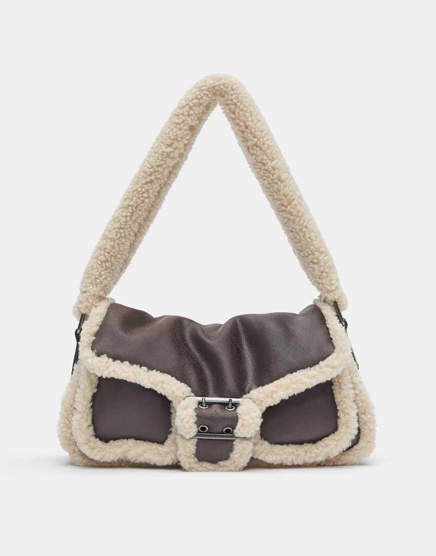 Pull & Bear - Schultertasche aus Lammfellimitat in Braun-Brown von Pull & Bear