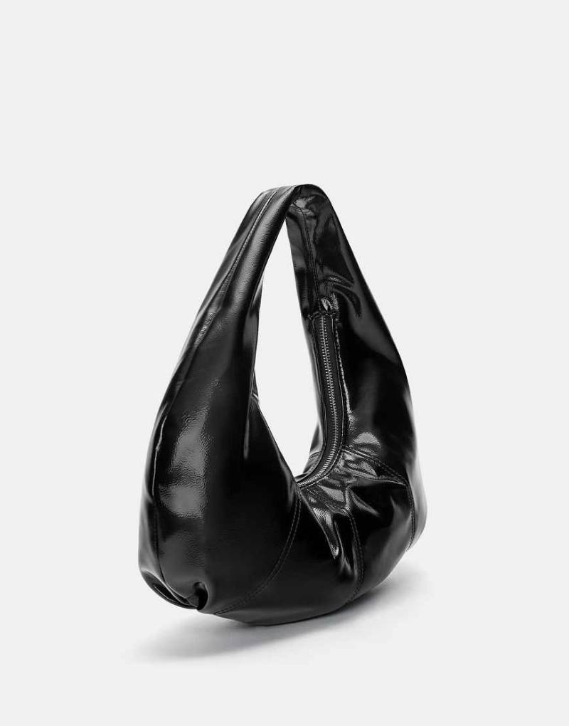 Pull & Bear - Schultertasche in schwarzer Lackoptik von Pull & Bear