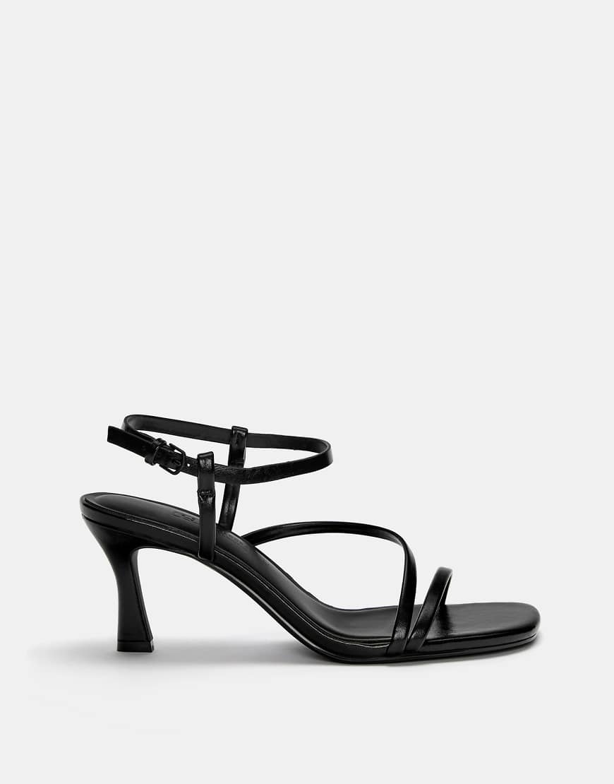 Pull & Bear - Schwarze Riemen-Sandaletten in Schwarz mit Absatz Pull & Bear - Schwarze Riemen-Sandaletten in Schwarz mit Absatz von Pull & Bear