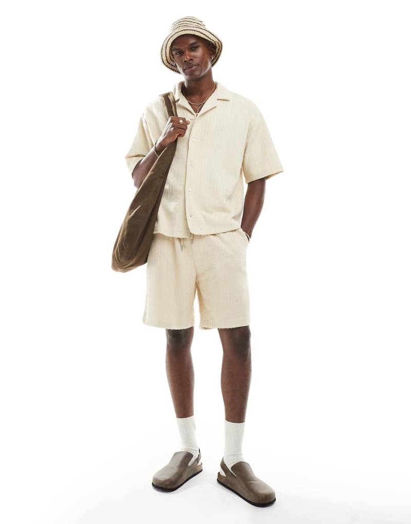 Pull & Bear - Shorts in Ecru mit Streifenstruktur, Kombiteil-Weiß von Pull & Bear