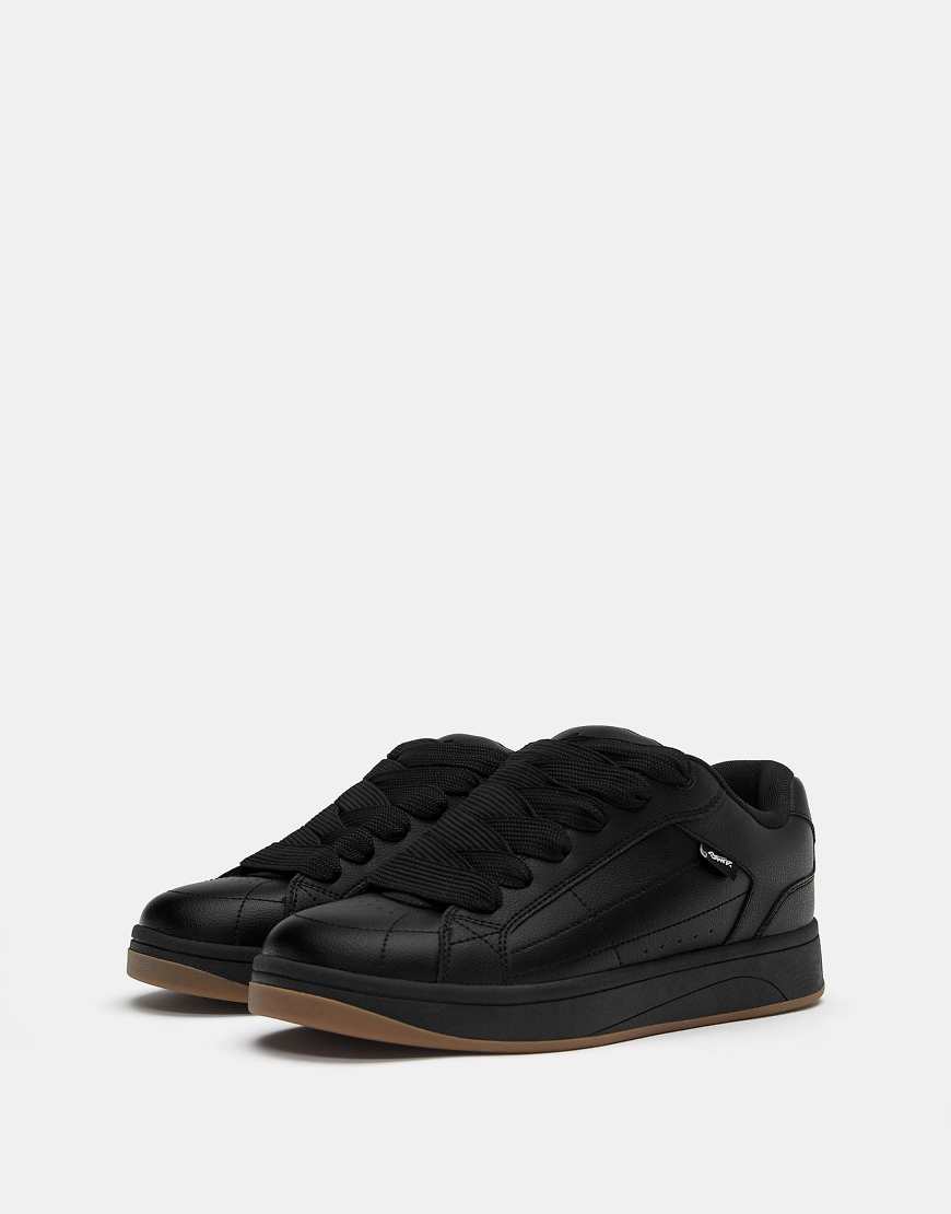 Pull & Bear - Skater-Sneaker in Schwarz mit dicker Sohle von Pull & Bear