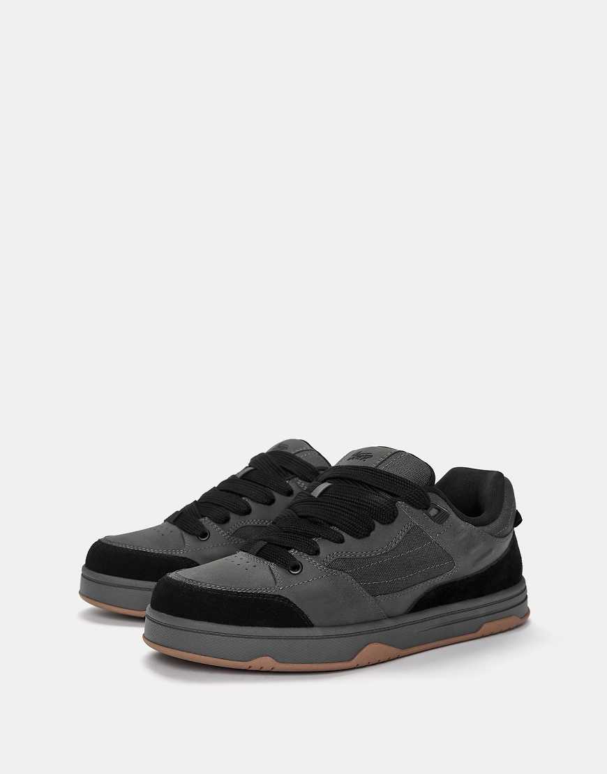 Pull & Bear - Skater-Sneaker in Schwarz mit mehreren Einsätzen von Pull & Bear