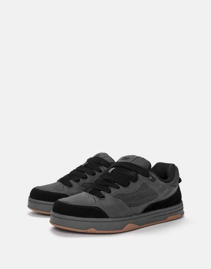 Pull & Bear - Skater-Sneaker in Schwarz mit mehreren Einsätzen von Pull & Bear