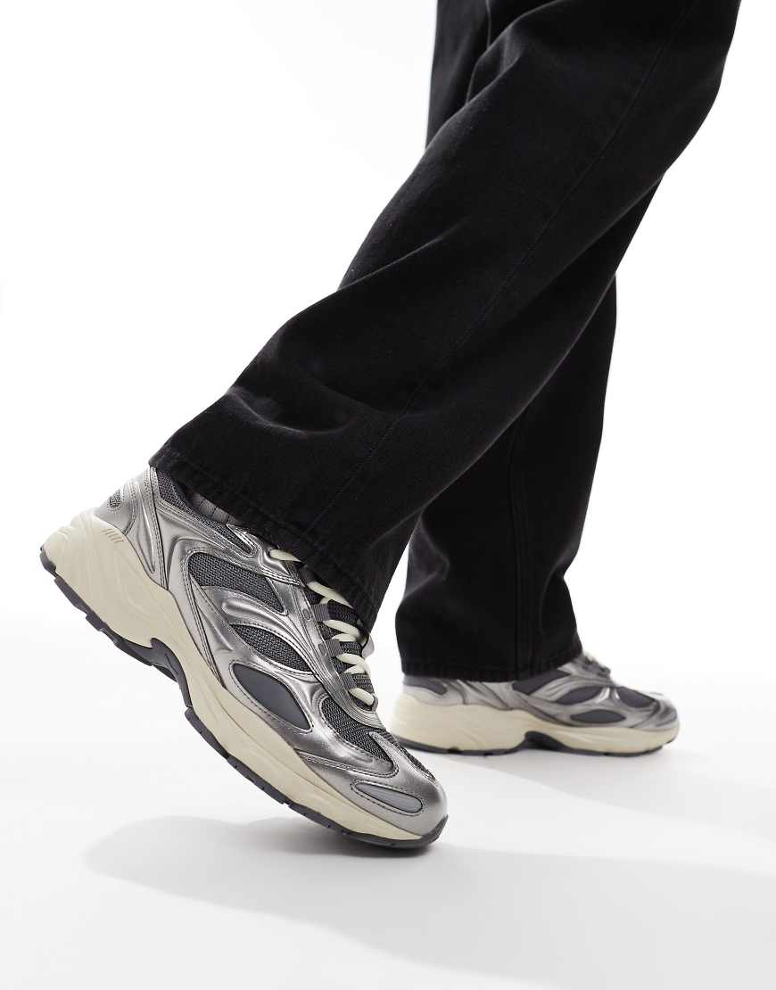 Pull & Bear - Sneaker in Metallic-Silber mit dicker Sohle Pull & Bear - Sneaker in Metallic-Silber mit dicker Sohle von Pull & Bear