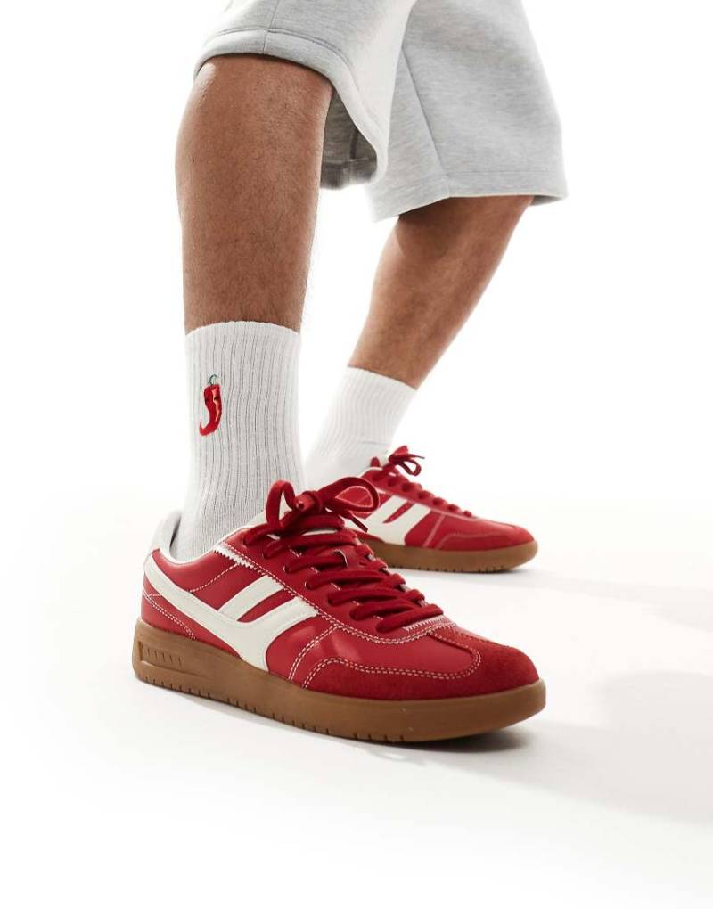 Pull & Bear - Sneaker in Rot mit Retro-Gummisohle von Pull & Bear