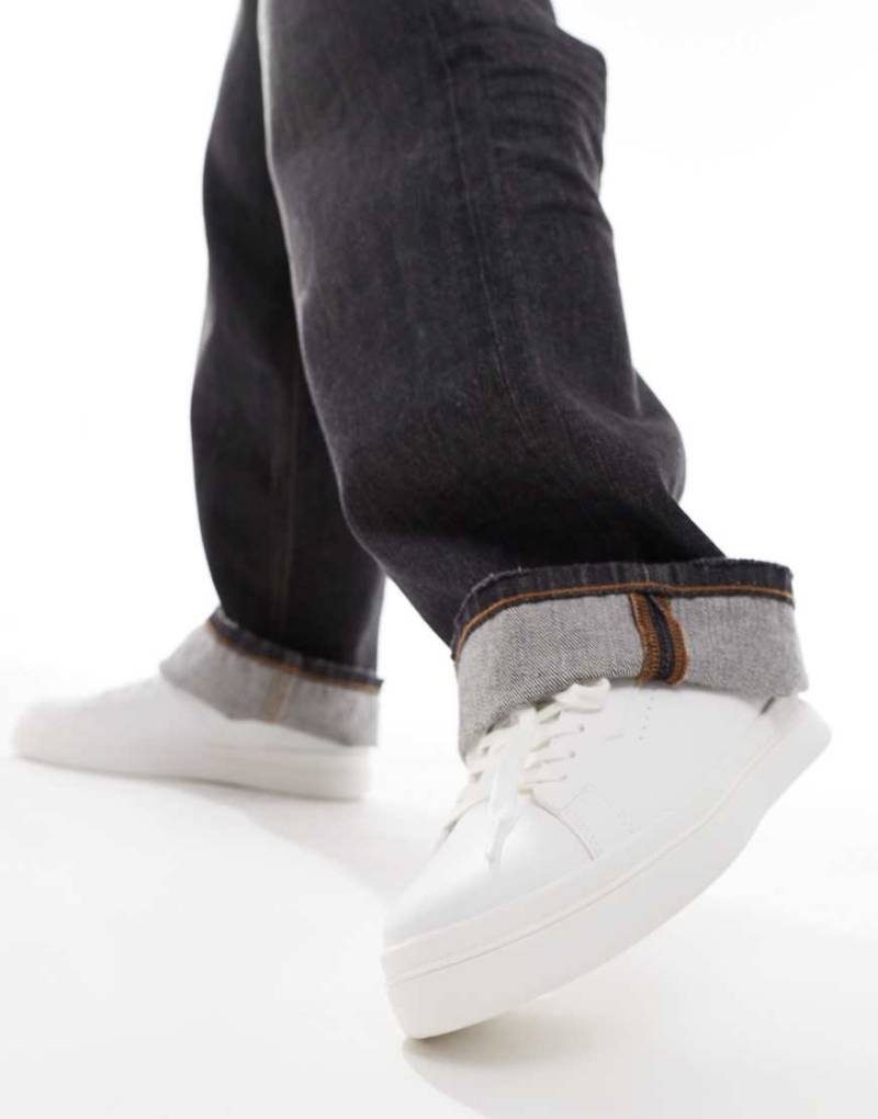 Pull & Bear - Sneaker in Weiß mit Fersenkappe in Beige von Pull & Bear
