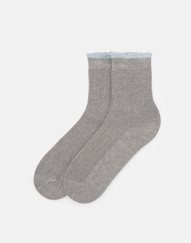 Pull & Bear - Socken in Grau mit farblich abgesetzten Bündchen von Pull & Bear