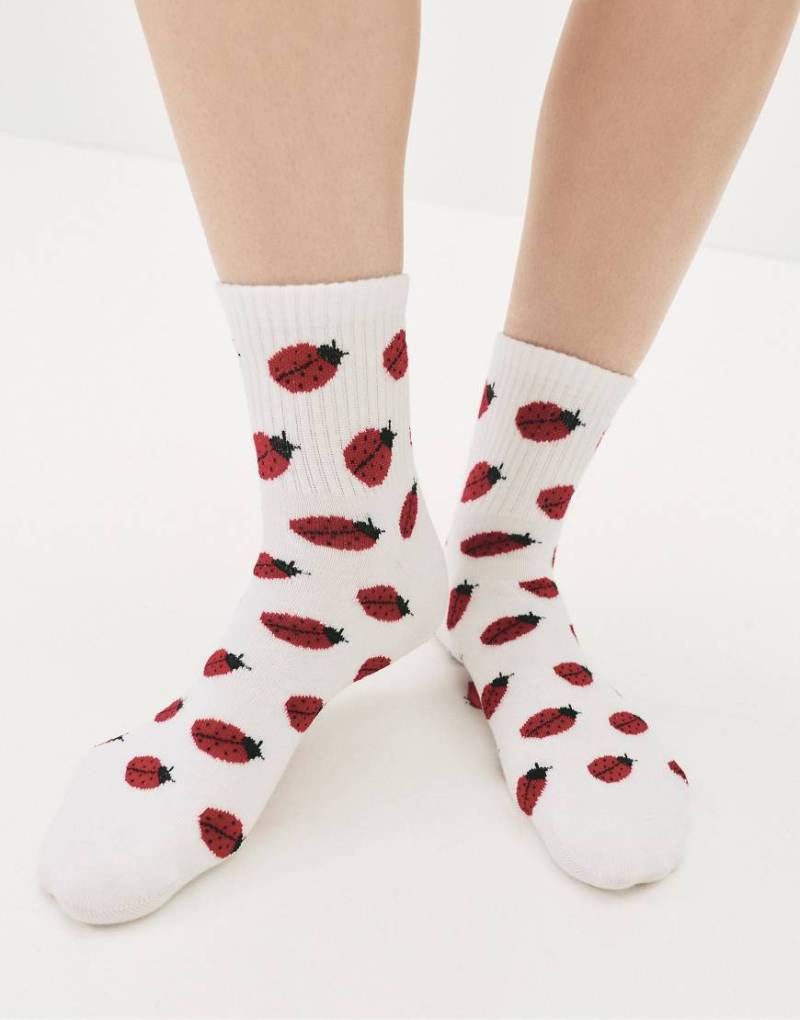 Pull & Bear - Socken in Rot mit Marienkäfermuster von Pull & Bear