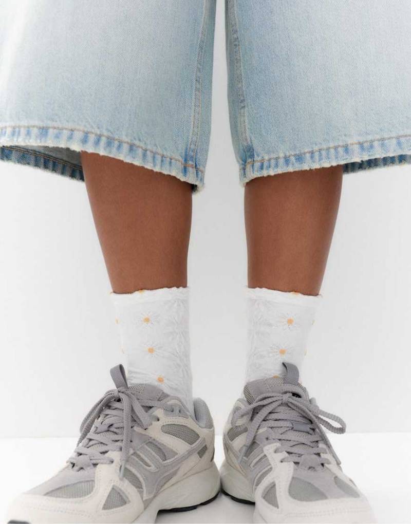 Pull & Bear - Socken in Weiß mit Gänseblümchen von Pull & Bear