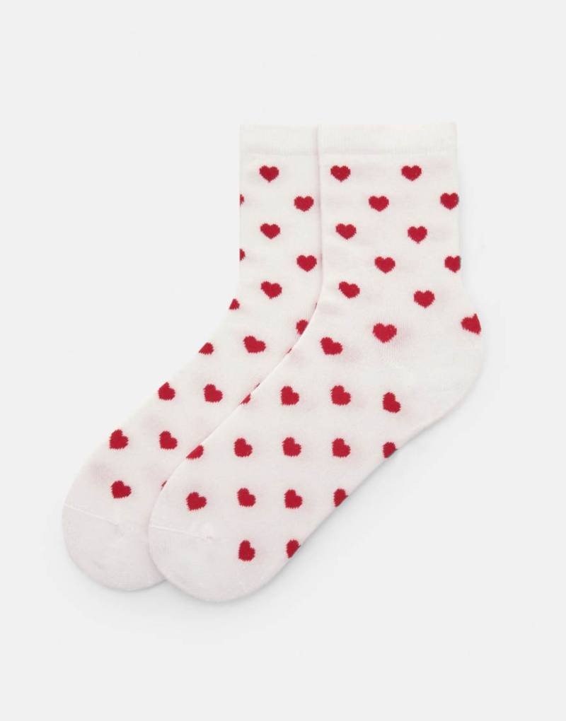 Pull & Bear - Socken in Weiß mit Herzmuster von Pull & Bear