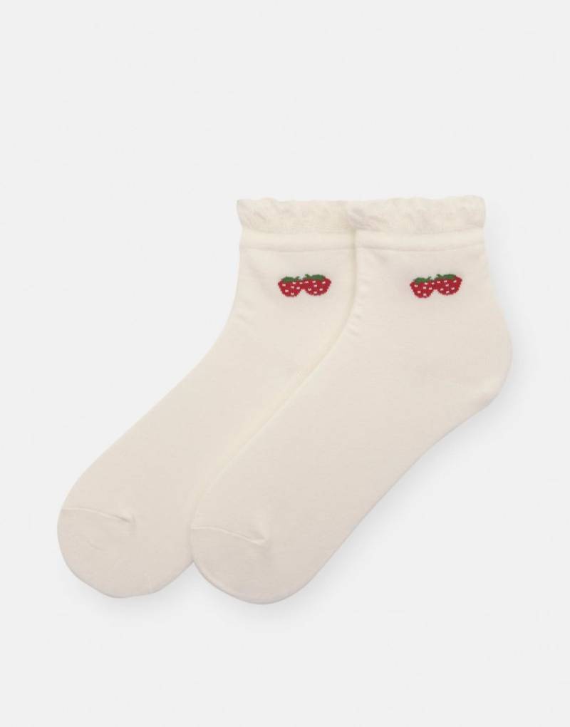 Pull & Bear - Socken in Weiß mit Kräuselsaum und Erdbeer-Motiv von Pull & Bear