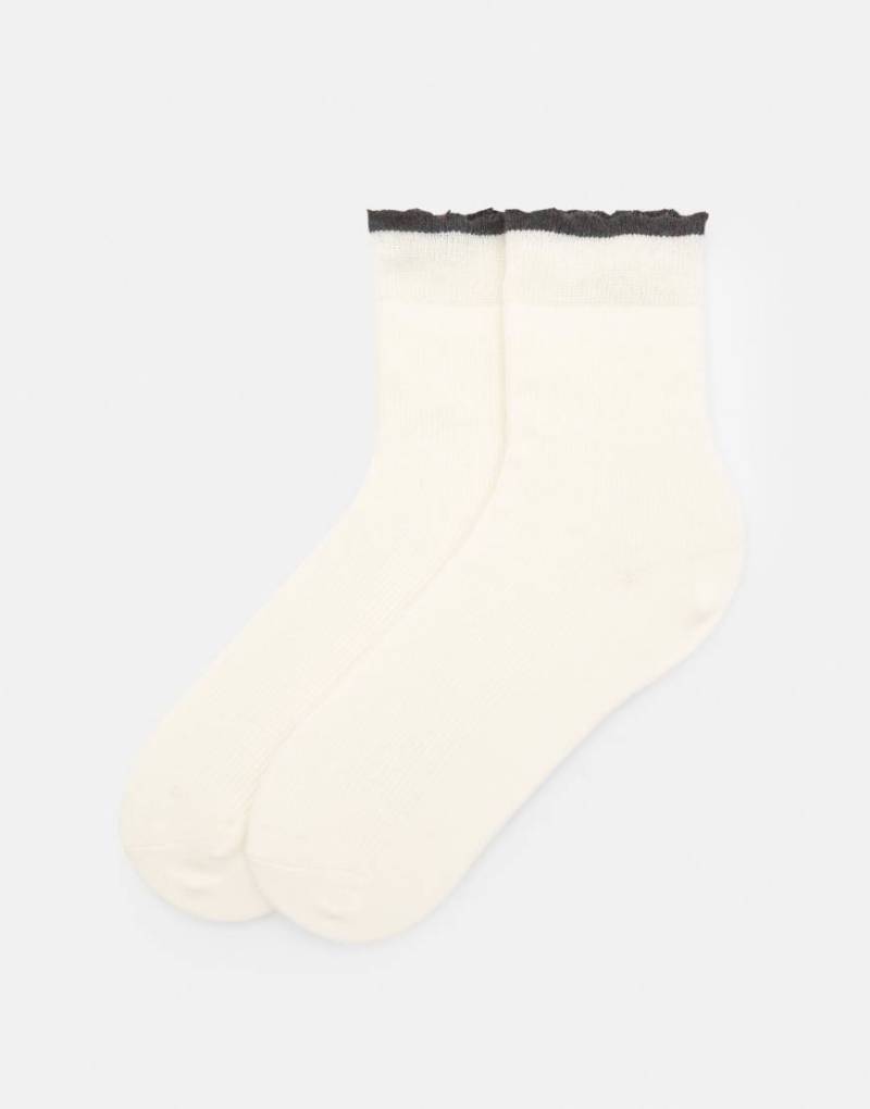 Pull & Bear - Socken in Weiß mit kontrastierenden Bündchen von Pull & Bear