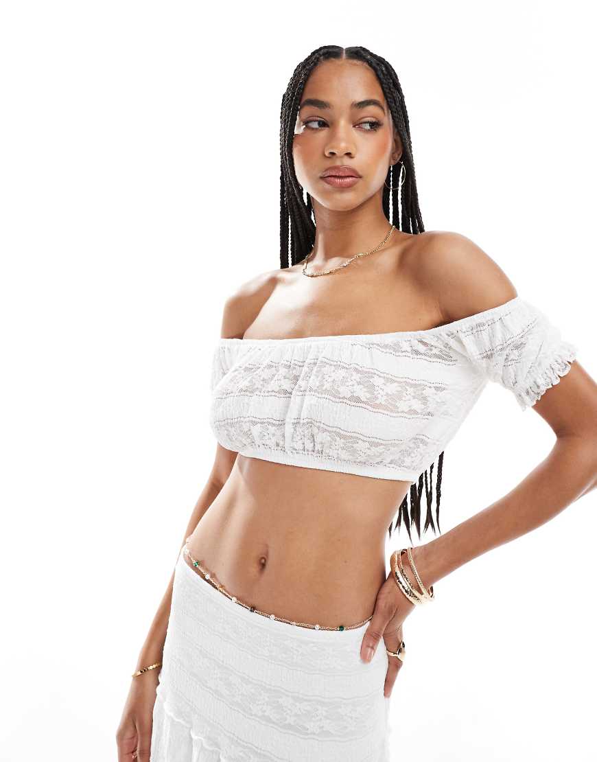 Pull & Bear - Spitzen-Oberteil in Weiß mit Carmen-Ausschnitt, Kombiteil von Pull & Bear