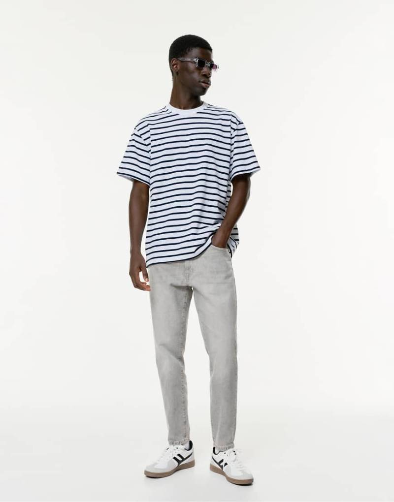 Pull & Bear - Standard-Fit-Jeans in Blassgrau von Pull & Bear