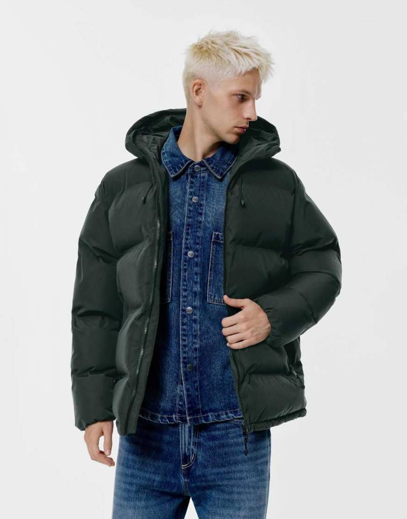 Pull & Bear - Steppjacke in Flaschengrün mit Kapuze und verschweißten Nähten von Pull & Bear