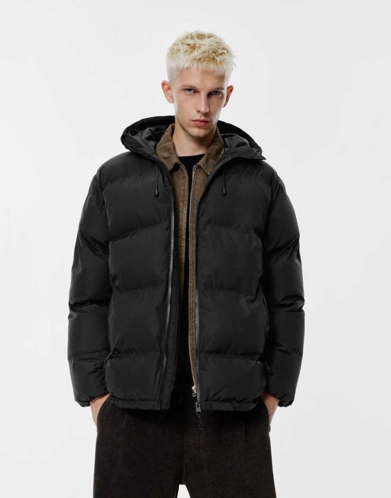 Pull & Bear - Steppjacke in Schwarz mit Kapuze und verschweißten Nähten von Pull & Bear