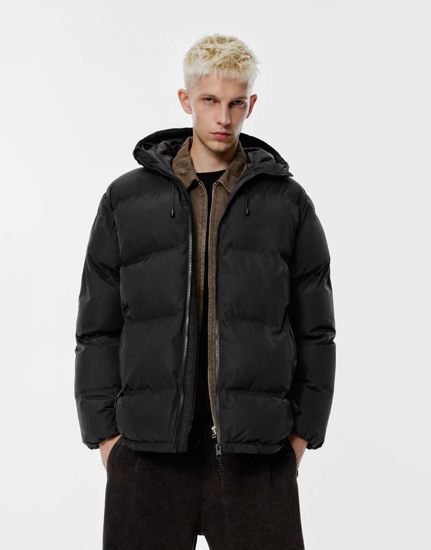 Pull & Bear - Steppjacke in Schwarz mit Kapuze und verschweißten Nähten von Pull & Bear