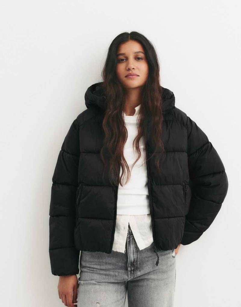Pull & Bear - Steppjacke mit Kapuze in Schwarz von Pull & Bear