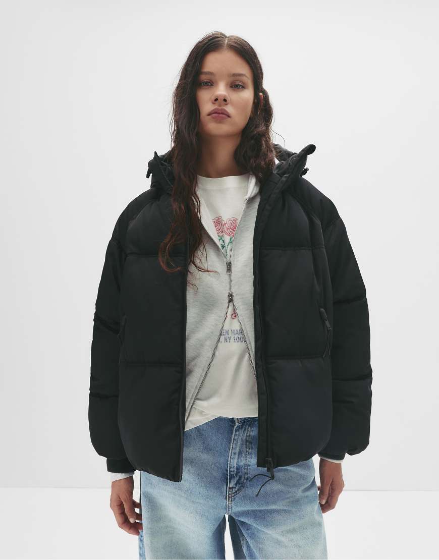 Pull & Bear - Steppjacke mit Kapuze in Schwarz Pull & Bear - Steppjacke mit Kapuze in Schwarz von Pull & Bear