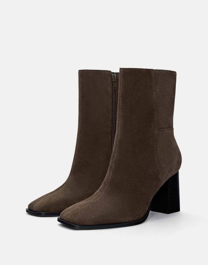 Pull & Bear - Stiefeletten aus Leder in Taupe mit hohem Absatz-Bunt von Pull & Bear