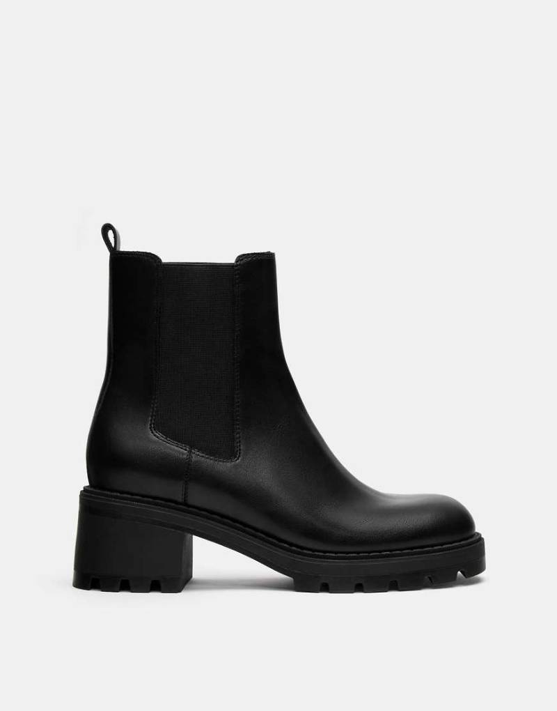 Pull & Bear - Stiefeletten in Schwarz mit hohem Absatz Pull & Bear - Stiefeletten in Schwarz mit hohem Absatz von Pull & Bear