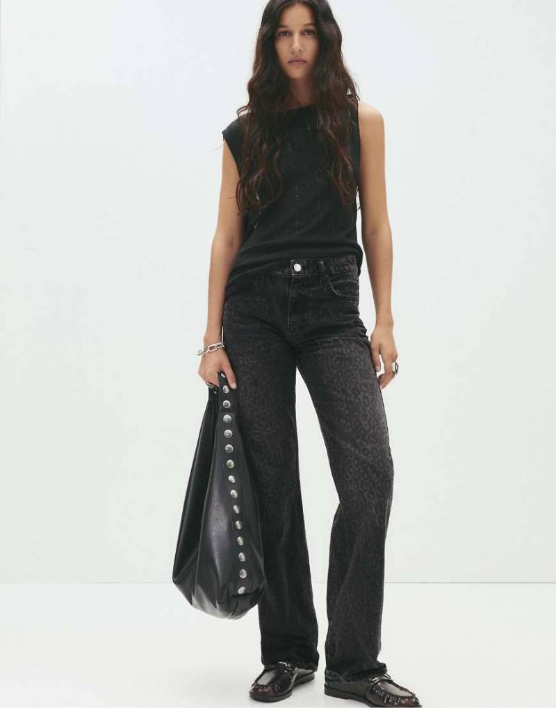 Pull & Bear - Straight Jeans in Schwarz mit Leopardenmuster von Pull & Bear