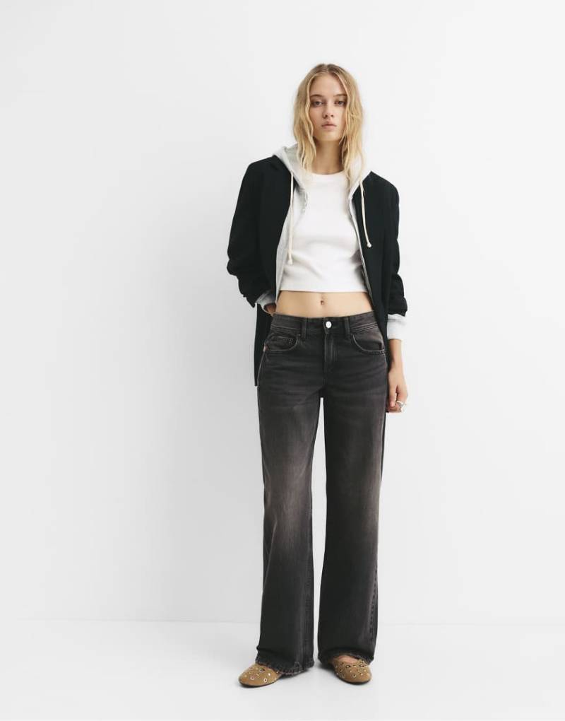 Pull & Bear - Straight Jeans in Schwarz mit niedrigem Bund von Pull & Bear