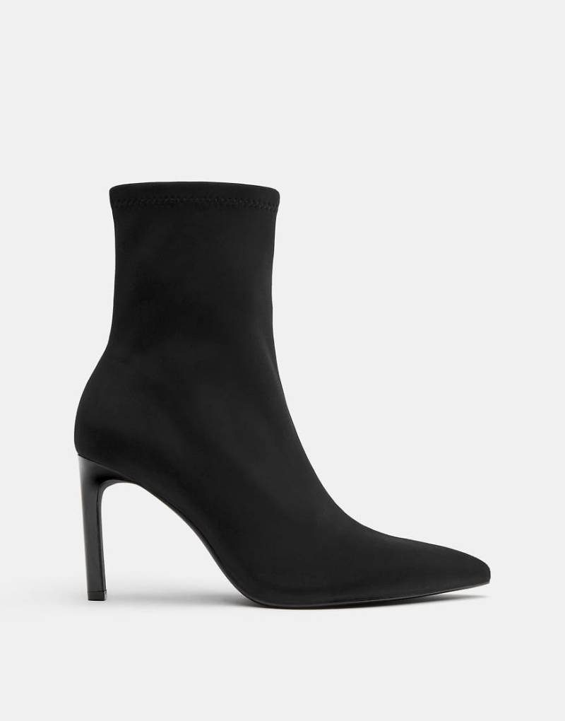 Pull & Bear - Stretch-Stiefeletten in Schwarz mit hohem Absatz von Pull & Bear