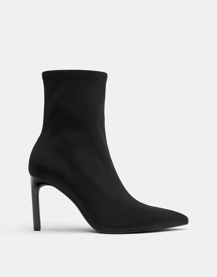 Pull & Bear - Stretch-Stiefeletten in Schwarz mit hohem Absatz von Pull & Bear