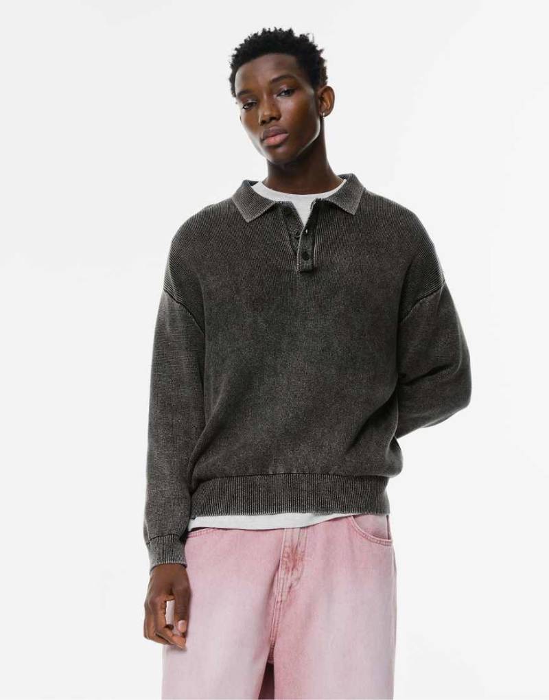 Pull & Bear - Strick-Polohemd in schwarzer Acid-Wash-Optik von Pull & Bear