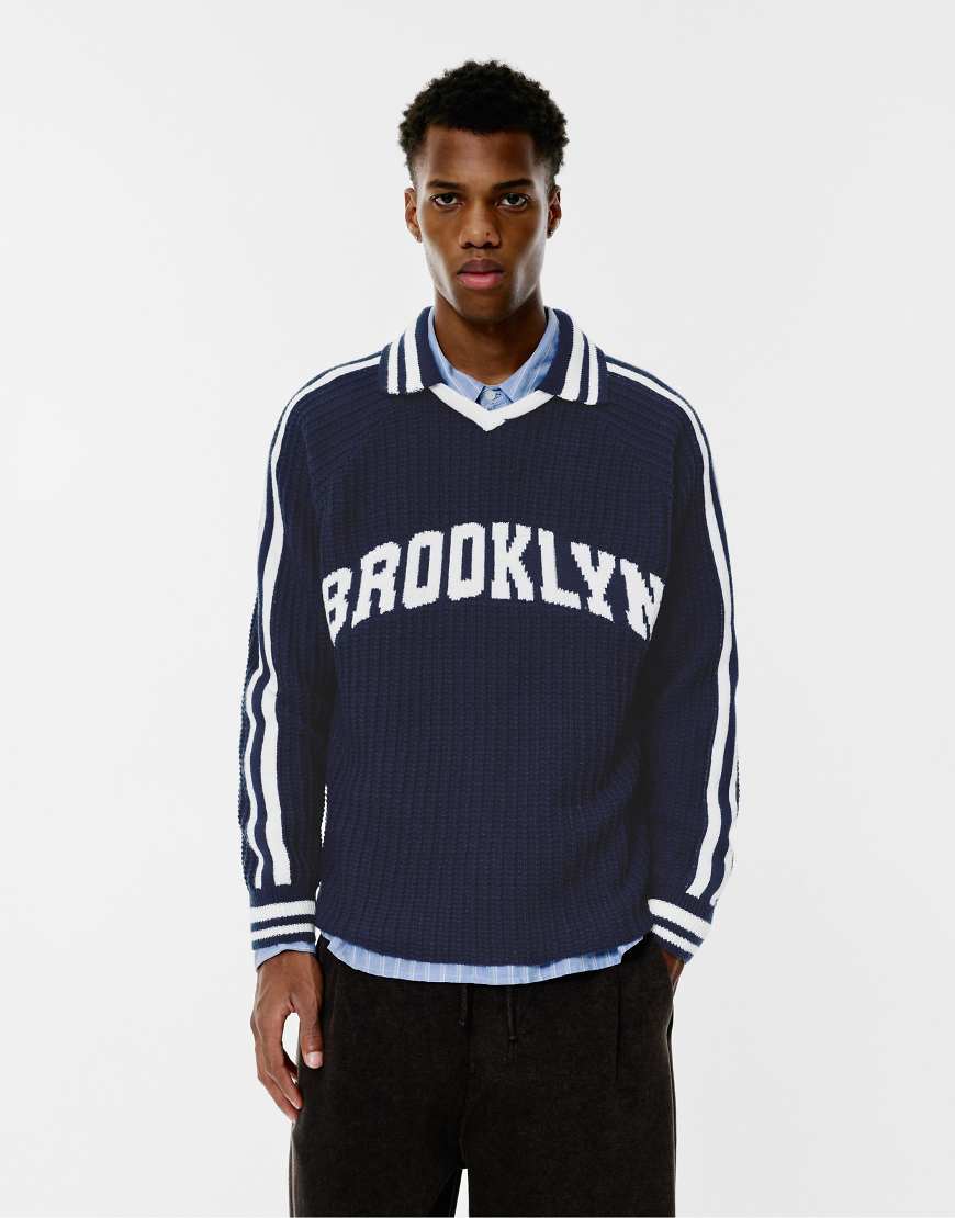 Pull & Bear - Strick-Polohemd n Marineblau mit Brooklyn-Grafik von Pull & Bear