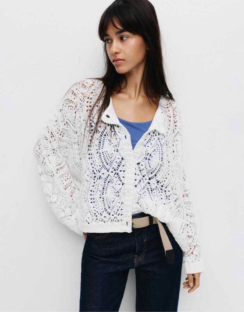 Pull & Bear - Strickjacke aus offenmaschigem Material in Beige-Neutral von Pull & Bear