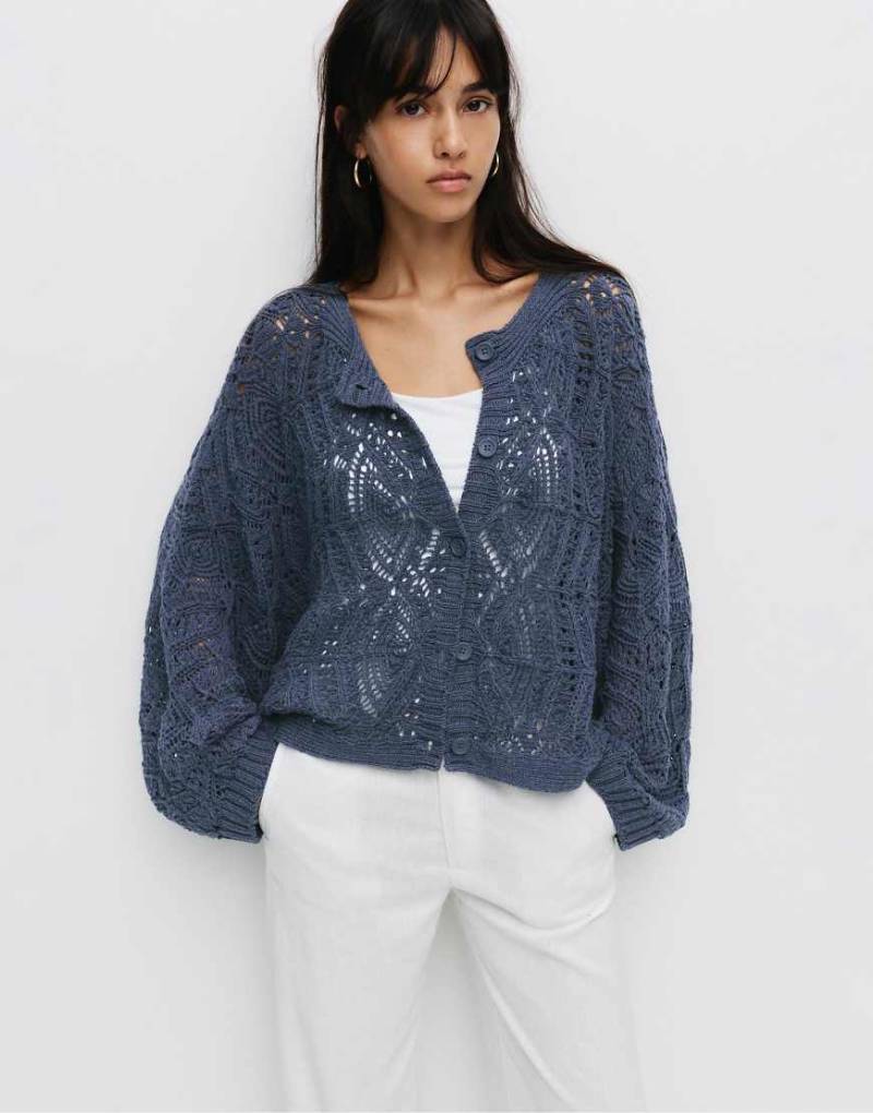 Pull & Bear - Strickjacke aus offenmaschigem Material in Indigoblau von Pull & Bear