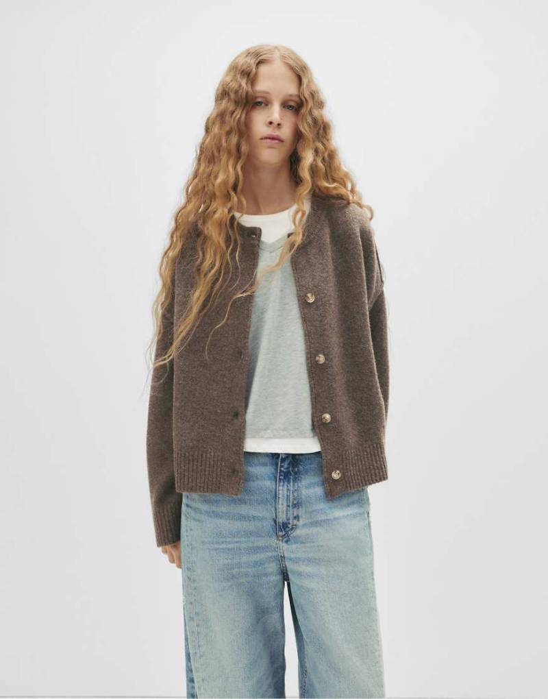 Pull & Bear - Strickjacke in Braun mit Raglanärmeln und Knöpfen-Brown von Pull & Bear