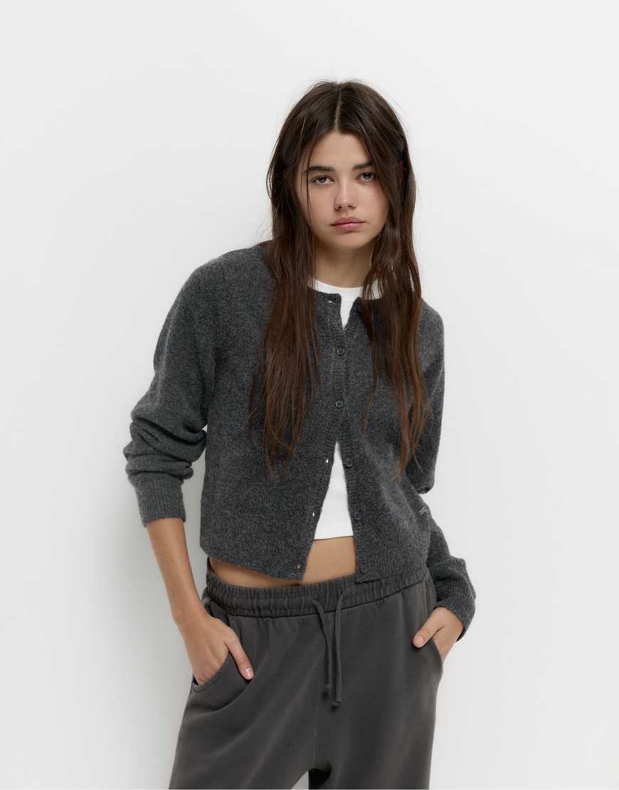 Pull & Bear - Strickjacke in Grau mit Knopfleiste Pull & Bear - Strickjacke in Grau mit Knopfleiste von Pull & Bear