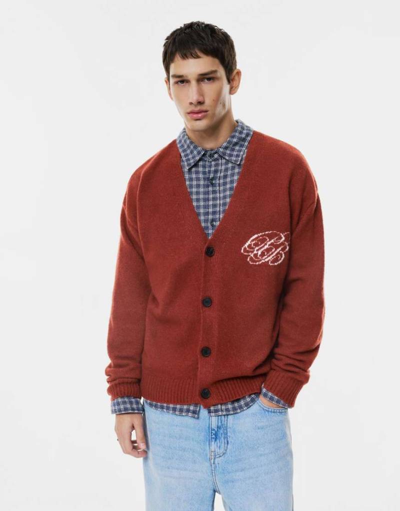 Pull & Bear - Strickjacke in Kastanienbraun mit Initialen-Rot von Pull & Bear