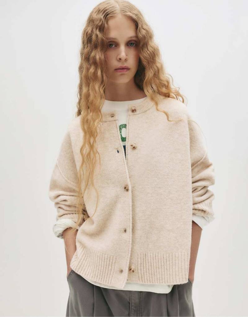 Pull & Bear - Strickjacke in Sand mit Raglanärmeln und Knöpfen-Neutral von Pull & Bear