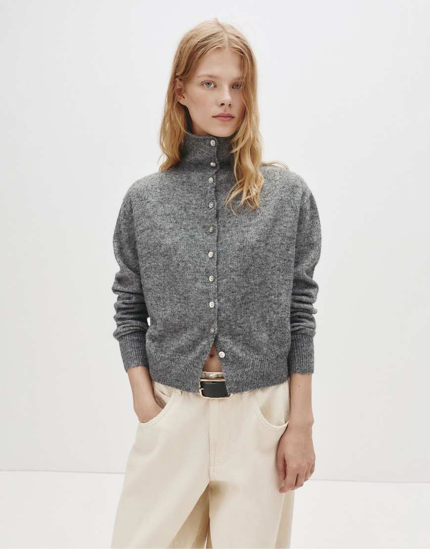 Pull & Bear - Strickjacke in grau meliert mit hohem Ausschnitt und Knopfleiste von Pull & Bear
