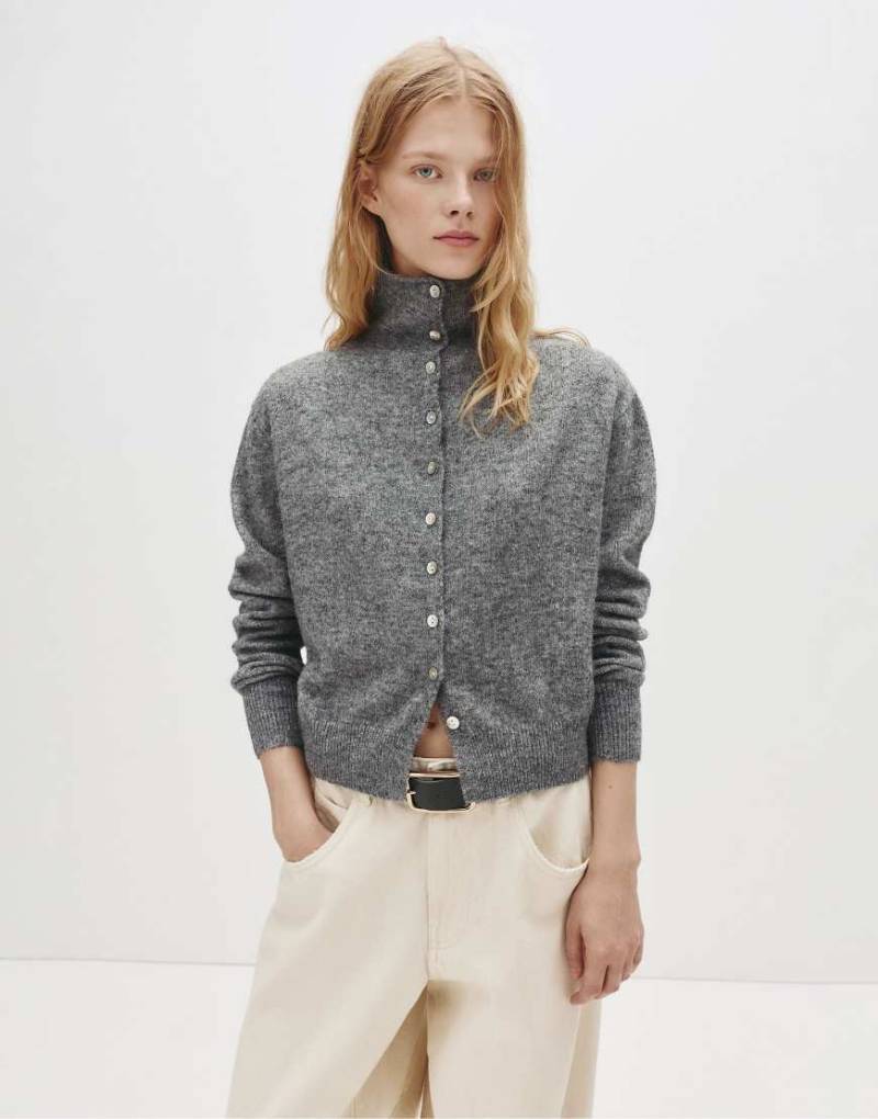 Pull & Bear - Strickjacke in grau meliert mit hohem Ausschnitt und Knopfleiste von Pull & Bear